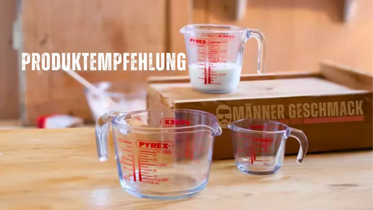 Drei Pyrex Messbecher aus Glas in verschiedenen Größen auf einem Holztisch. Messbecherset aus Glas